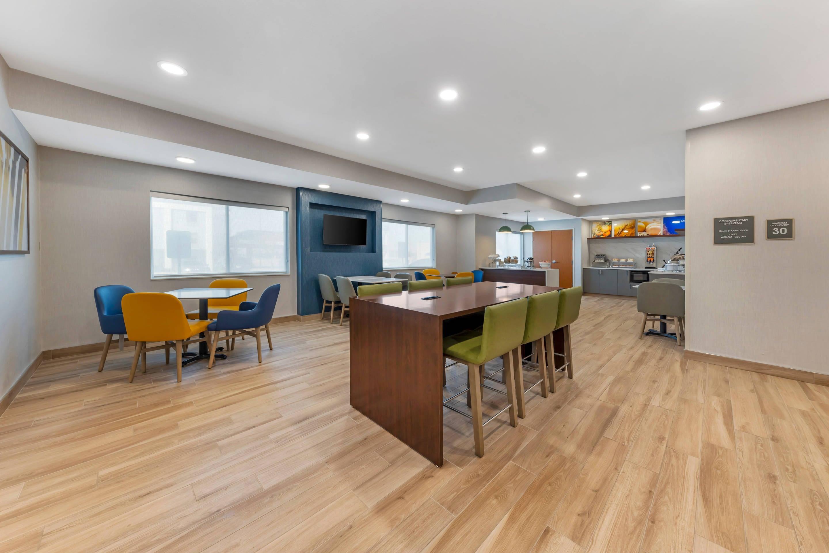 Breakfast area | Comfort Inn & Suites Oklahoma City North - Quail Springs