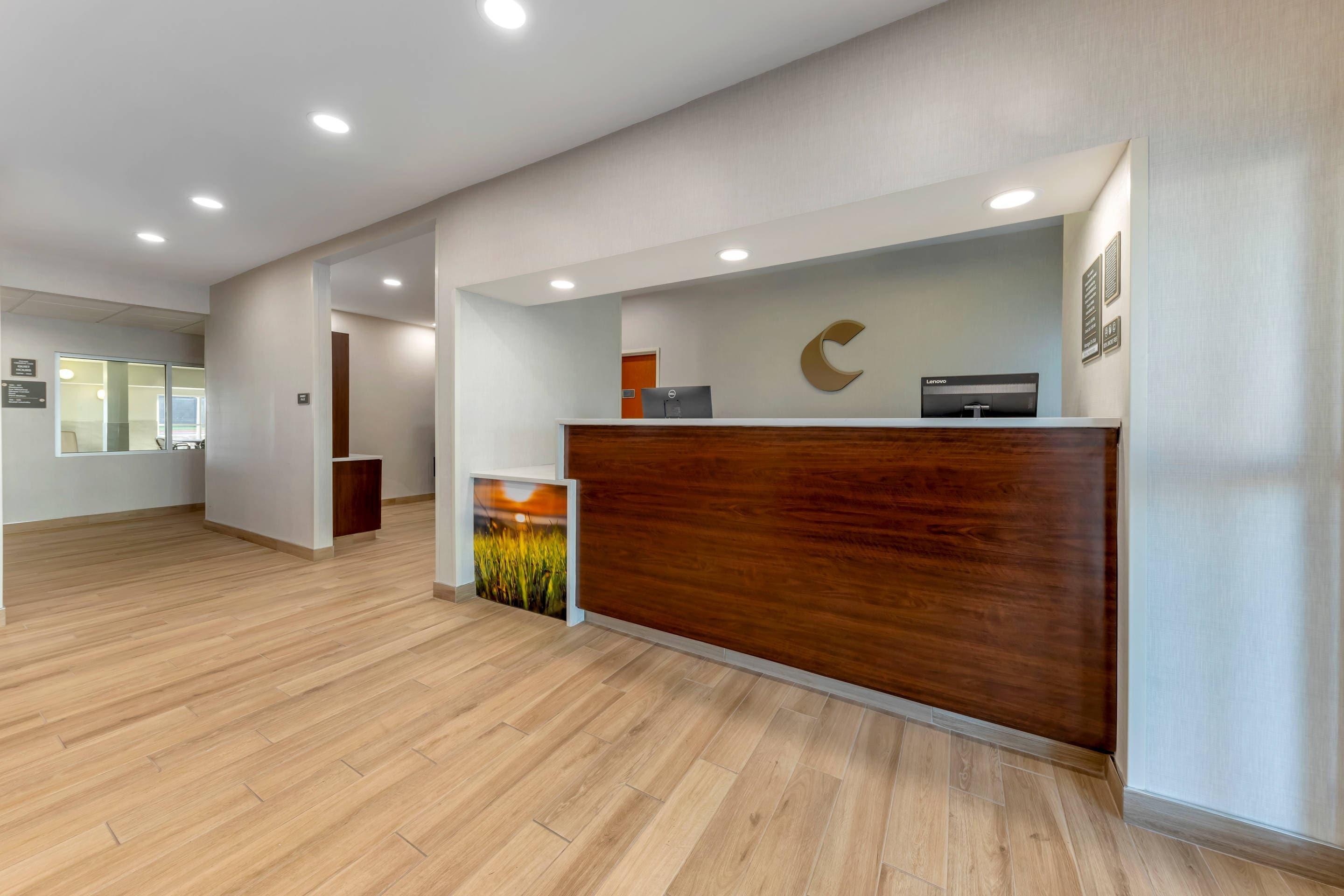Front desk | Comfort Inn & Suites Oklahoma City North - Quail Springs