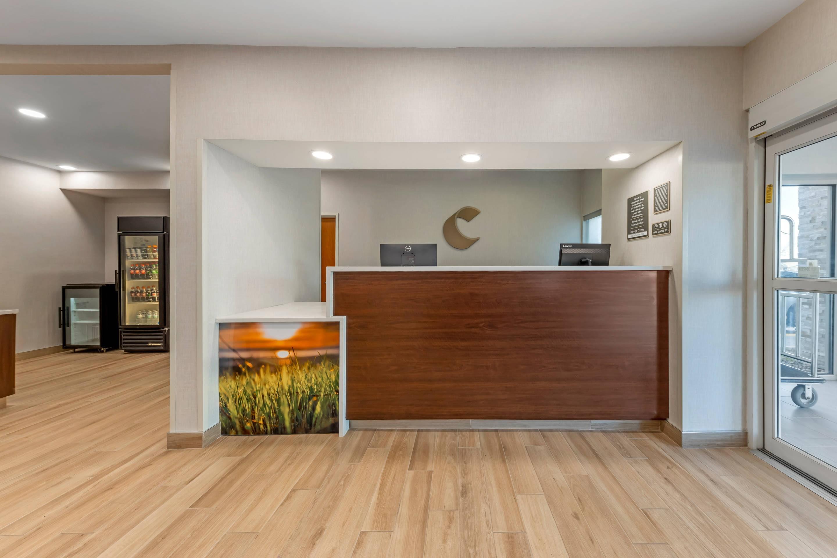 Front desk | Comfort Inn & Suites Oklahoma City North - Quail Springs