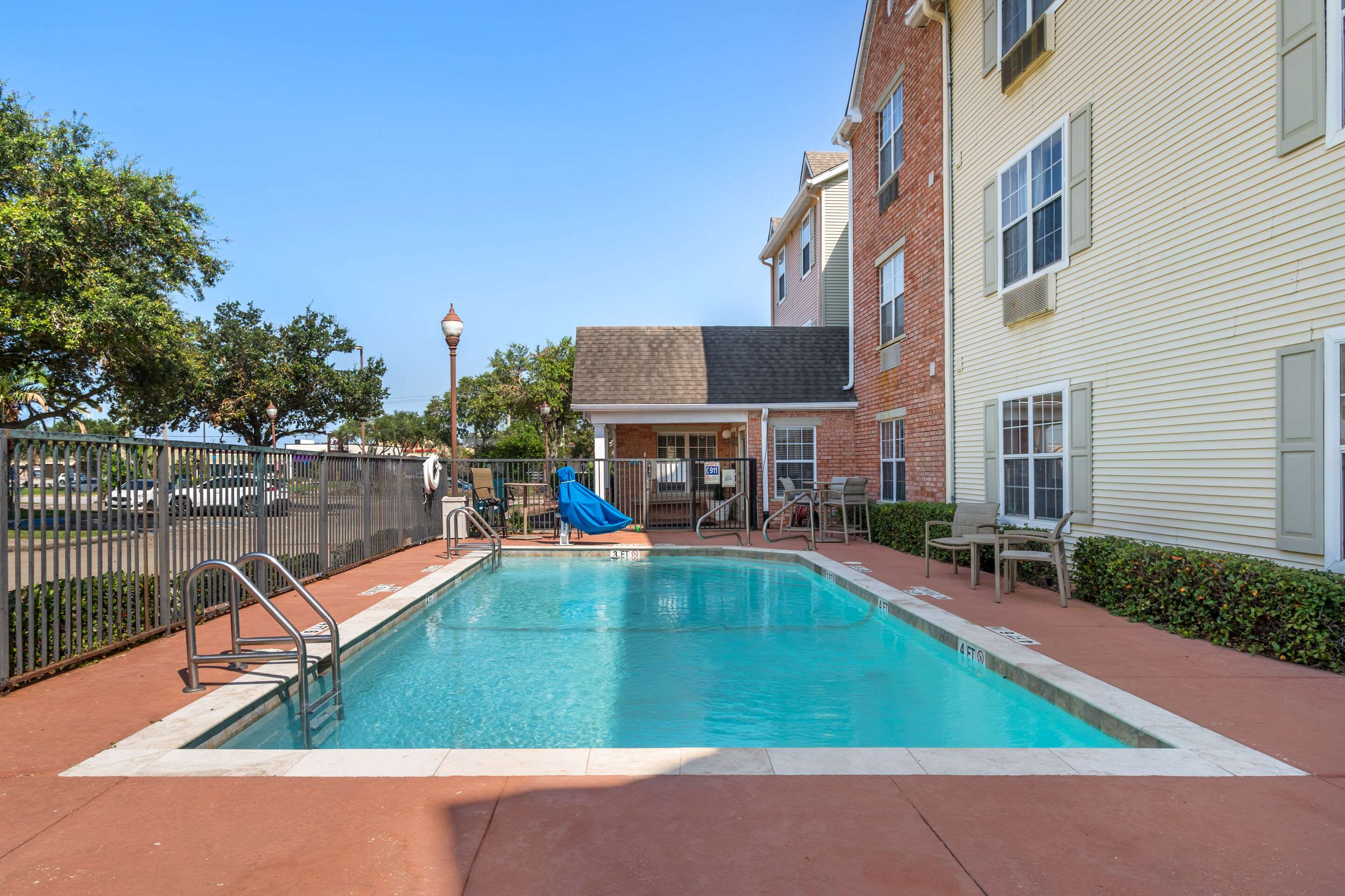 Outdoor pool | TownePlace Suites by Marriott Houston NASA/Clear Lake