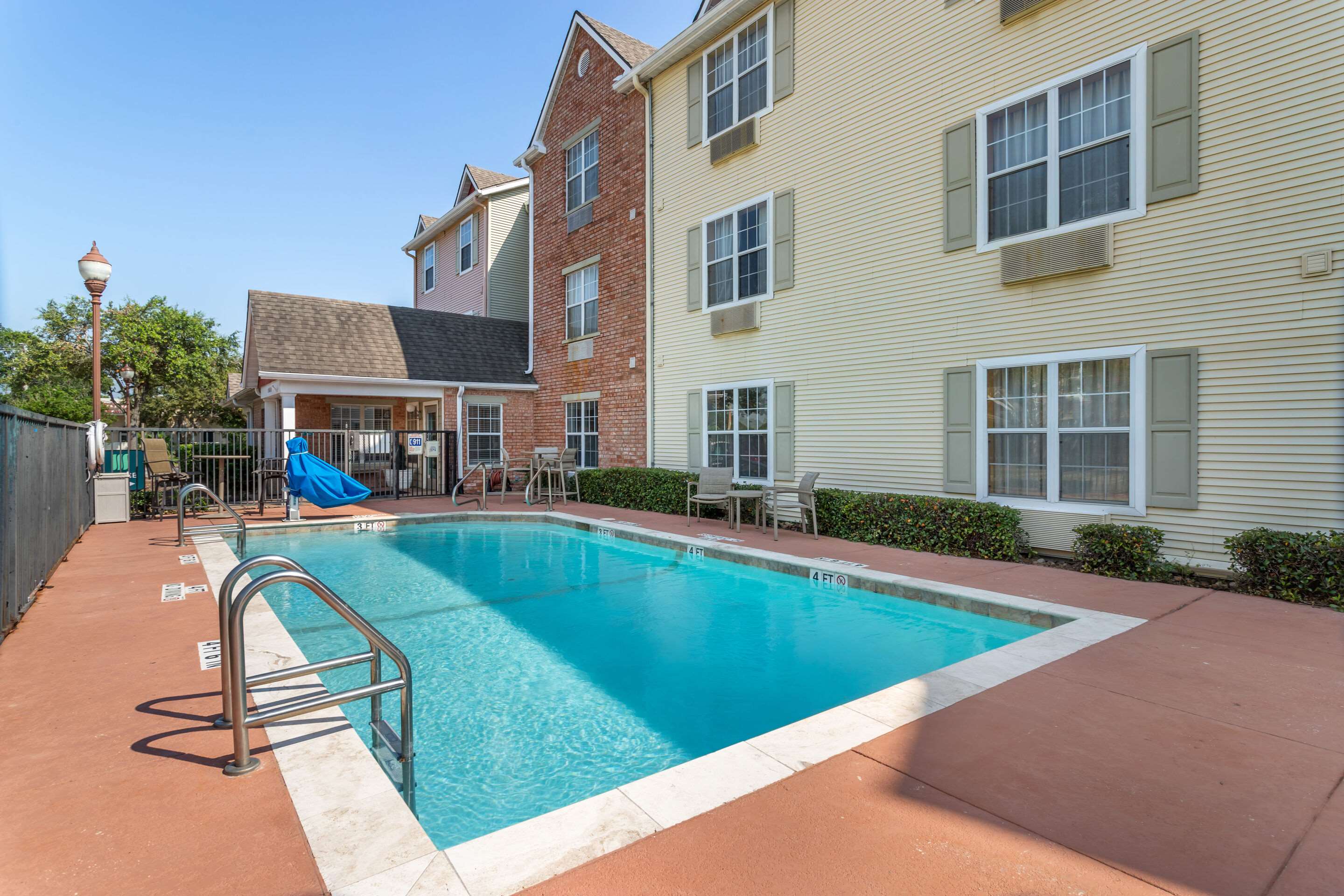 Outdoor pool | TownePlace Suites by Marriott Houston NASA/Clear Lake
