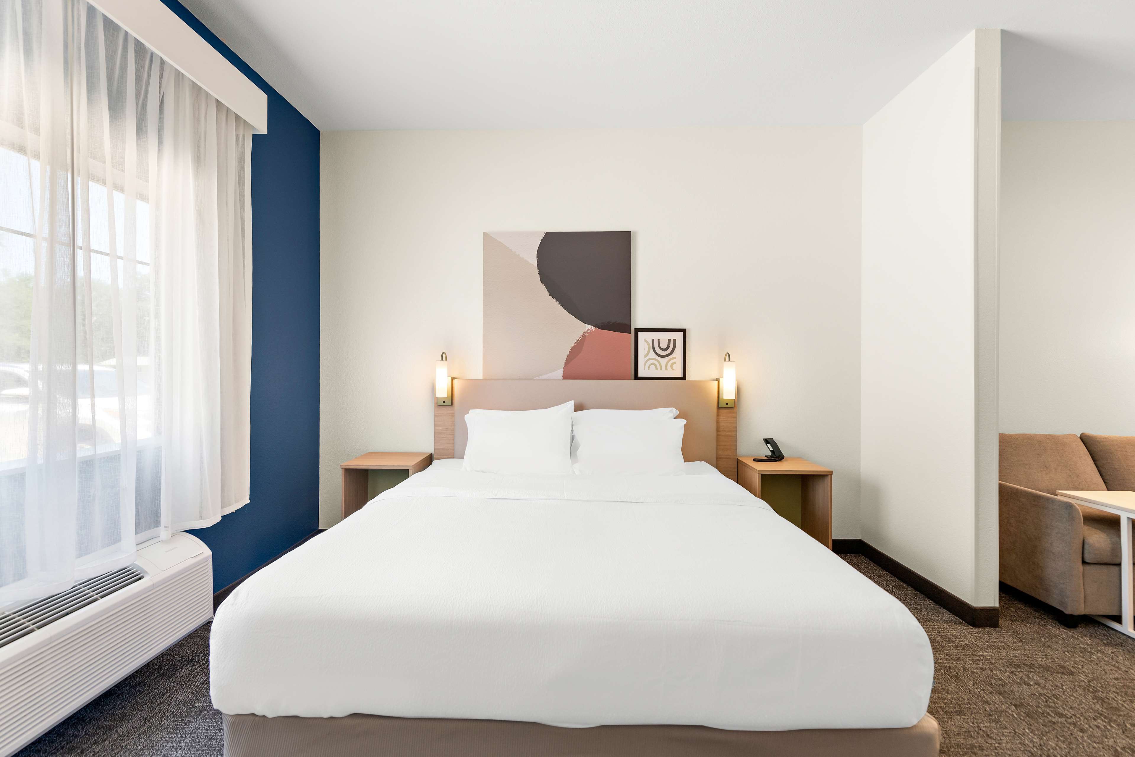 Spark by Hilton Mansfield Room Type - 1 KING BED WITH SOFA