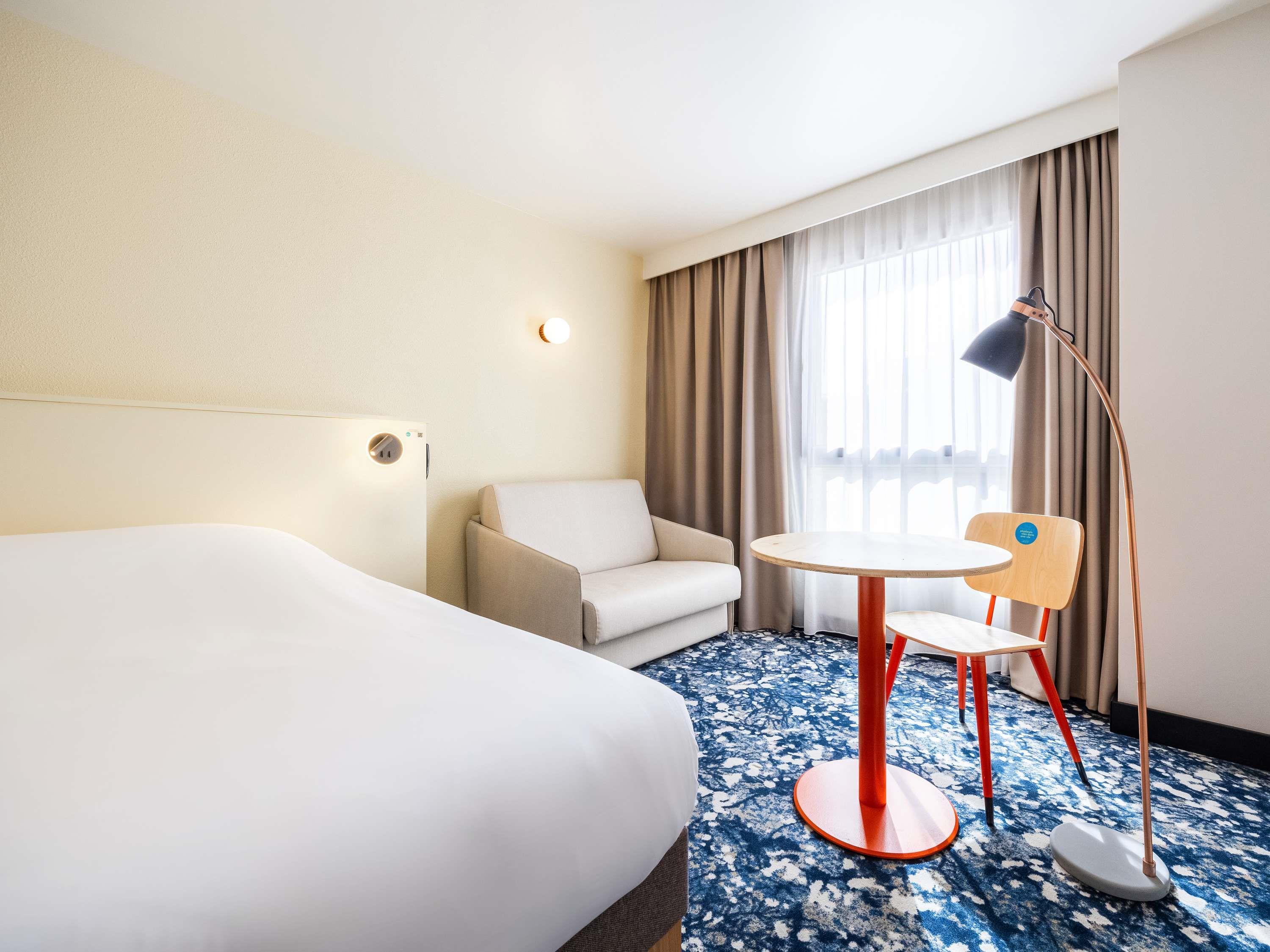 Greet Hotel Paris 13 Porte d'Italie Room Type - Pop Room with 1 double bed and 1 double sofa bed Greet Hotel Paris 13 Porte d'Italie Room Type - Pop Room with 1 double bed and 1 double sofa bed