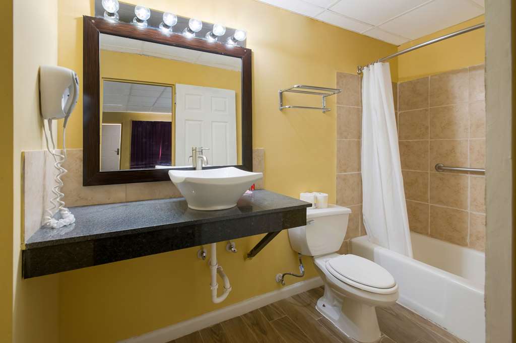 ECONO LODGE GRETNA - NEW ORLEANS-guestroom-Guest Room,Bathroom,On-Site.jpg