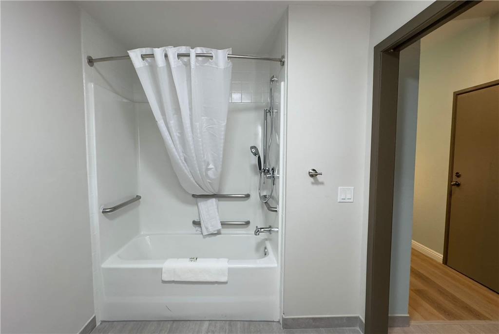 WINGATE BY WYNDHAM FARMINGTON NM-guestroom-Guest Room,Bathroom,Accessibility,On-Site.jpg