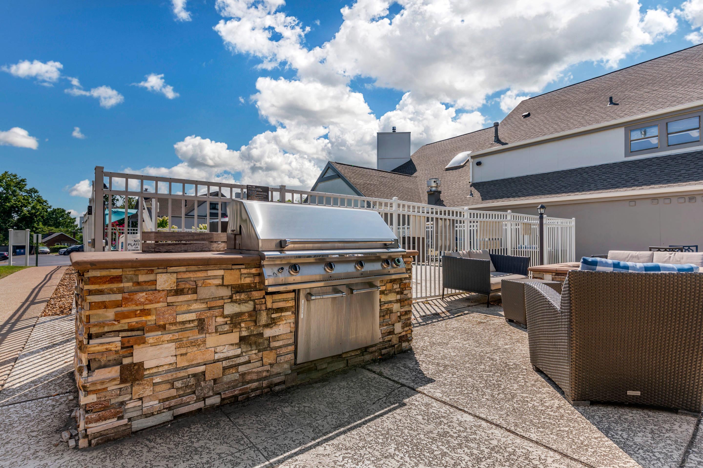 Barbecue area | MainStay Suites St. Louis - Galleria