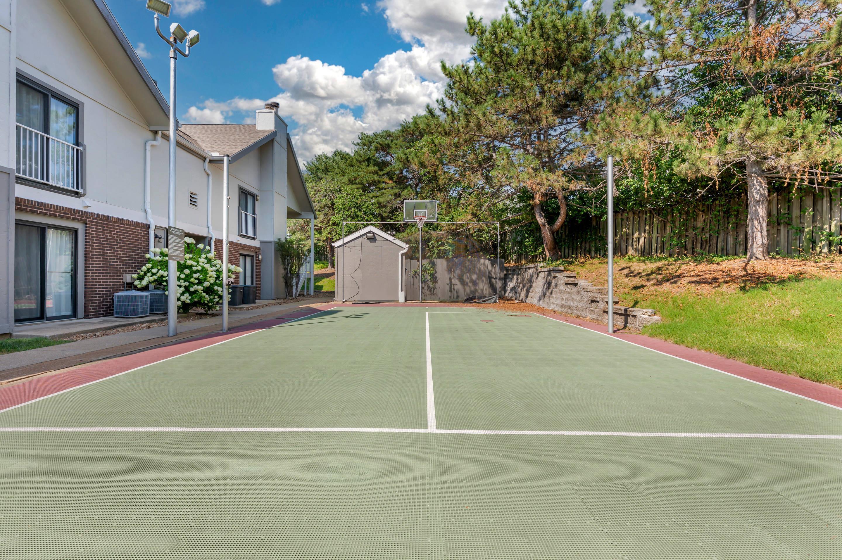 Basketball court | MainStay Suites St. Louis - Galleria