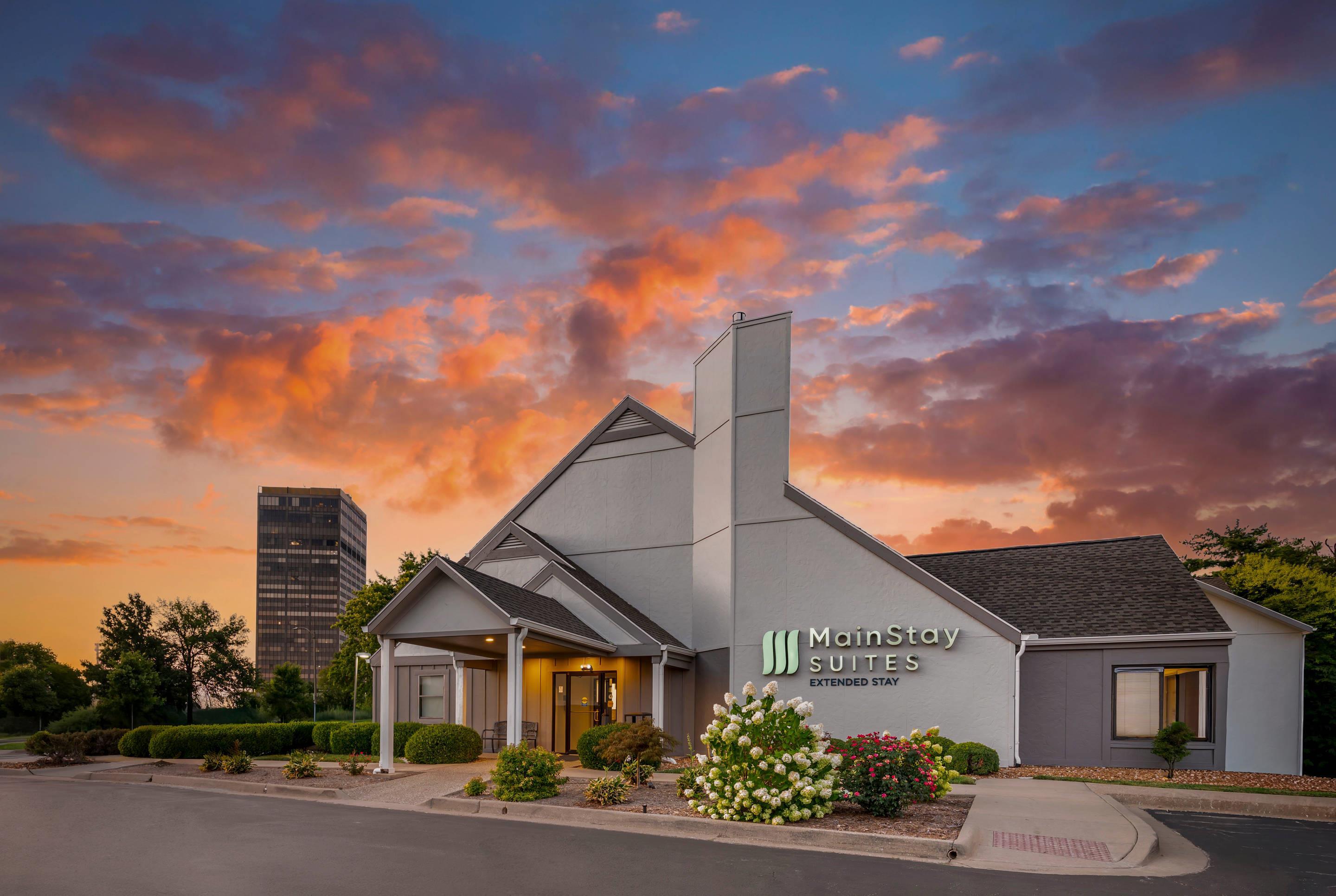 Hotel at night | MainStay Suites St. Louis - Galleria