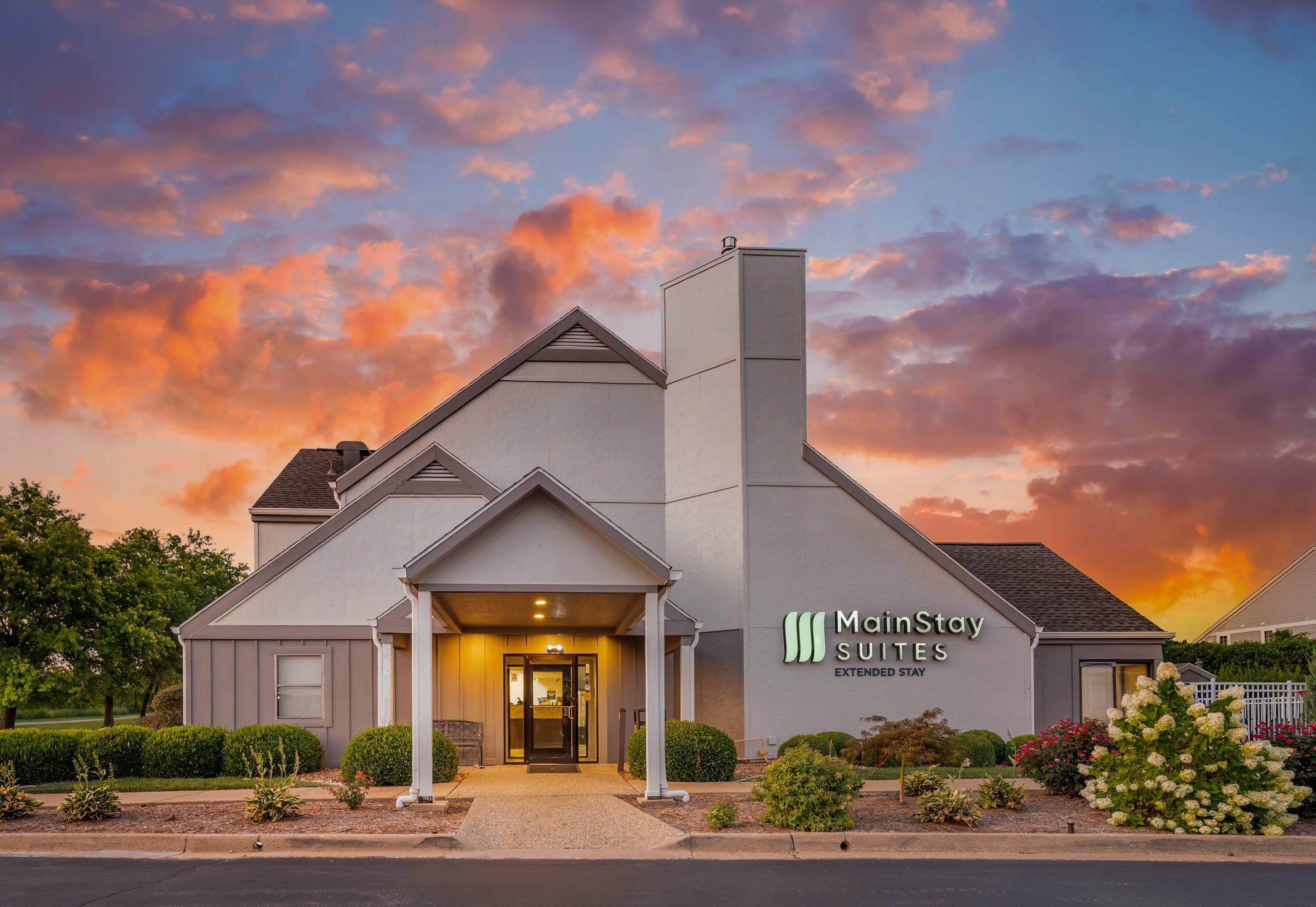 Hotel at night | MainStay Suites St. Louis - Galleria