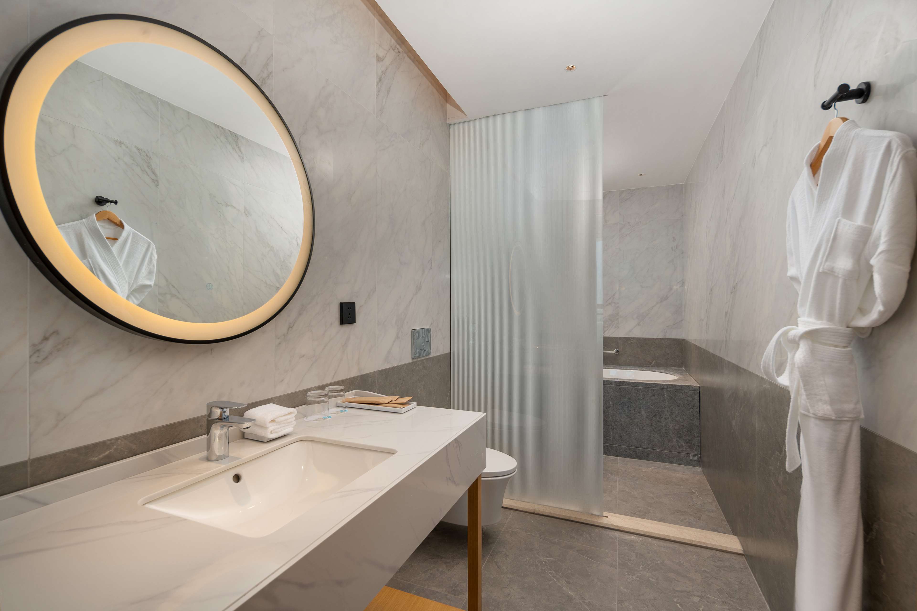 Hilton Garden Inn Danzhou Yangpu Room Type - KING ONE BDRM SUITE SEA VW