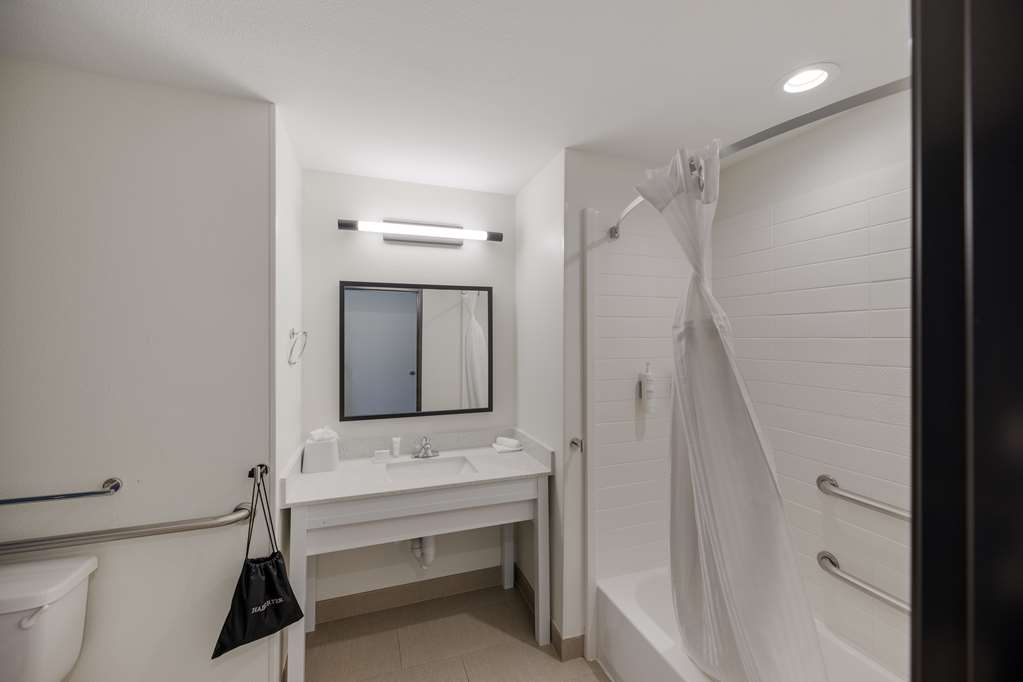 SPARK BY HILTON MIDLAND SOUTH-guestroom-Guest Room,Bathroom,On-Site.jpg