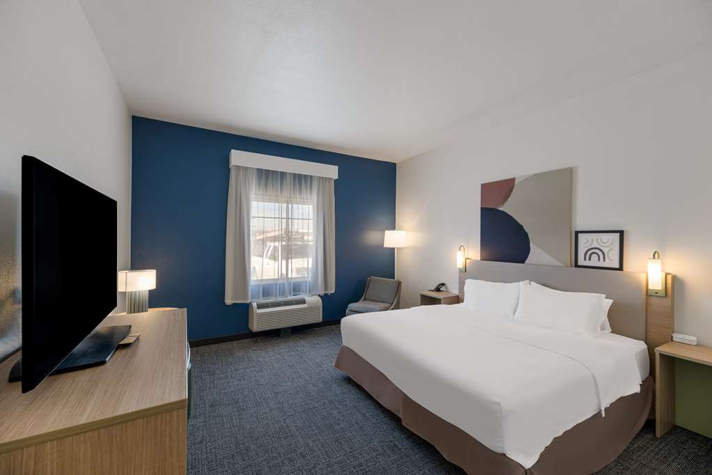 SPARK BY HILTON MIDLAND SOUTH-guestroom-Guest Room,On-Site.jpg