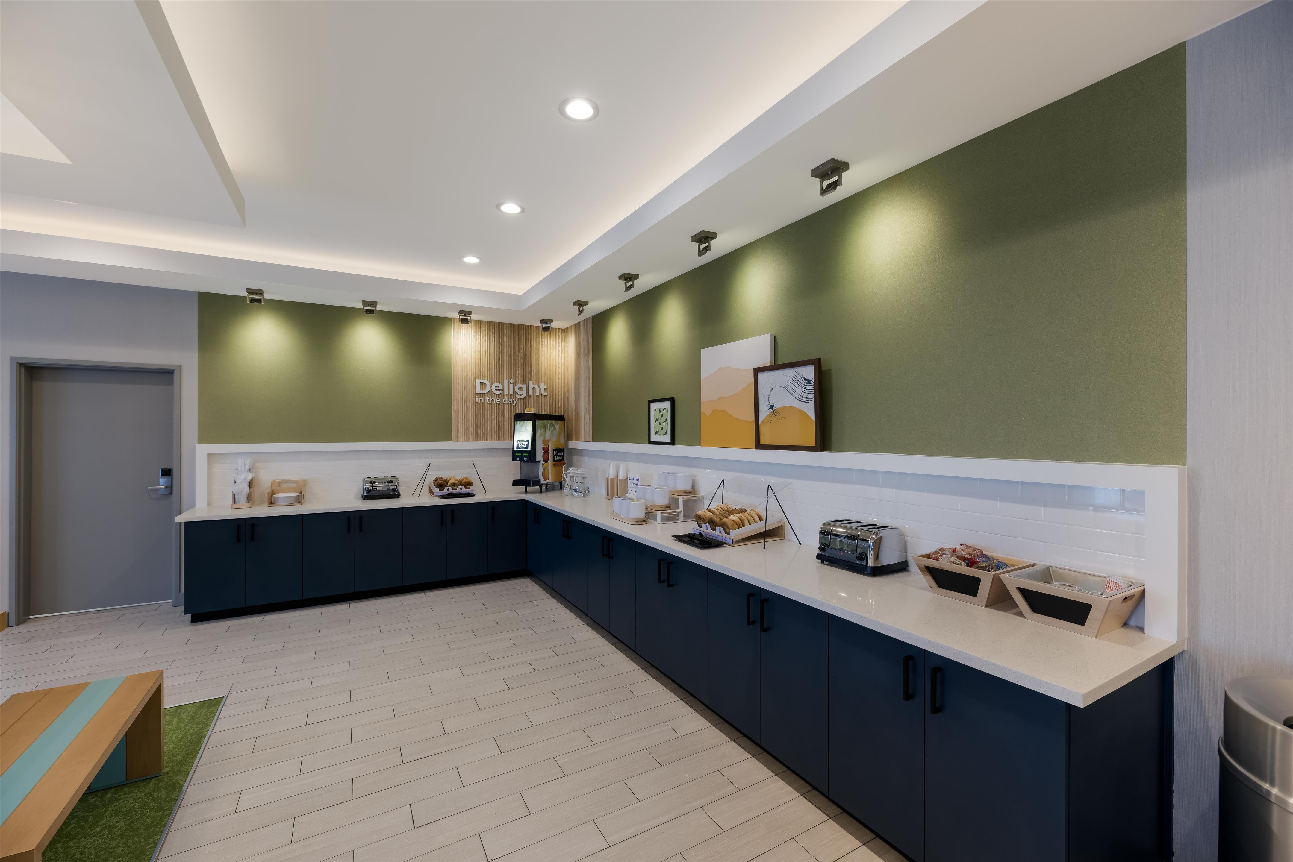 Breakfast Area | Spark by Hilton Midland South
