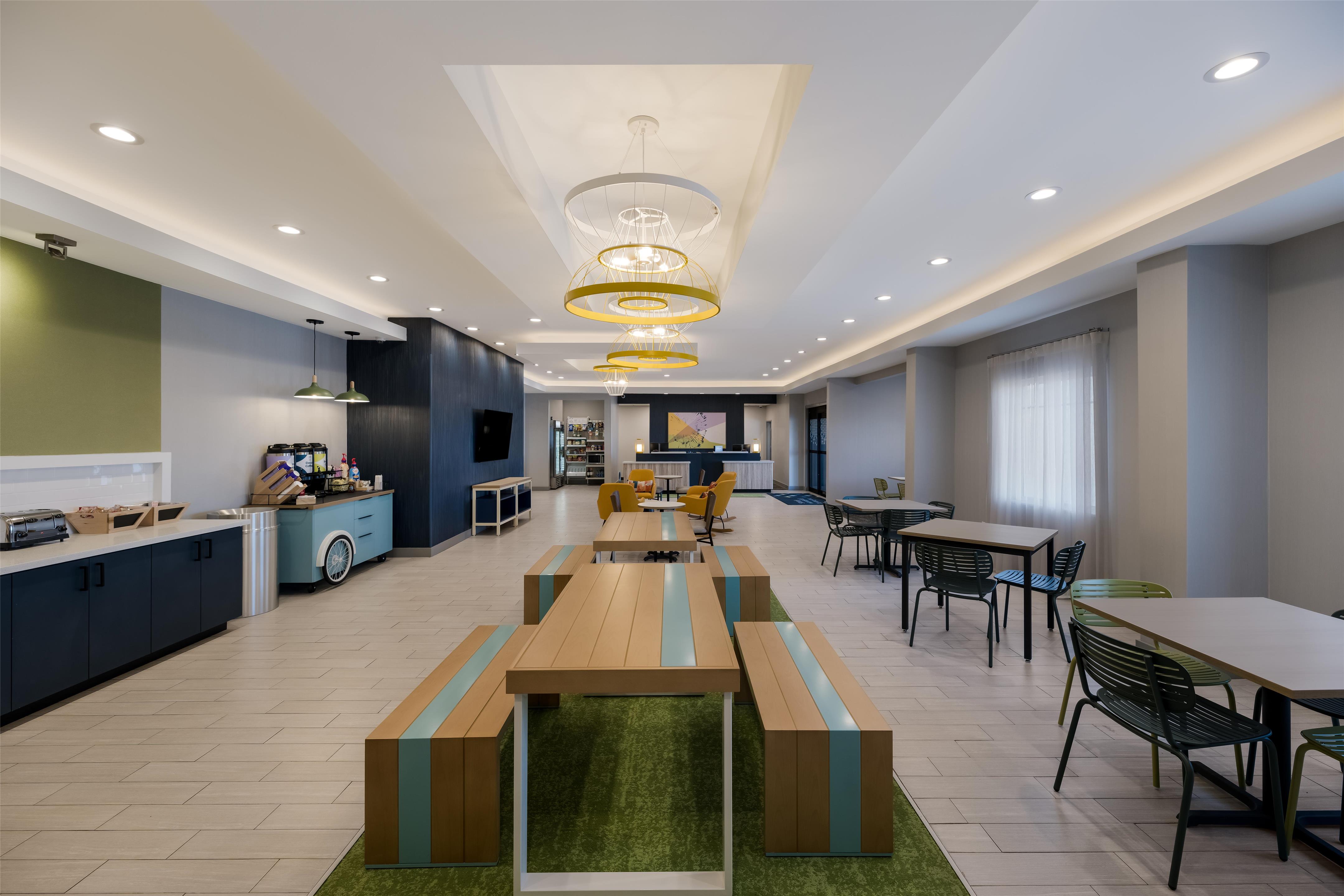 Breakfast Area | Spark by Hilton Midland South