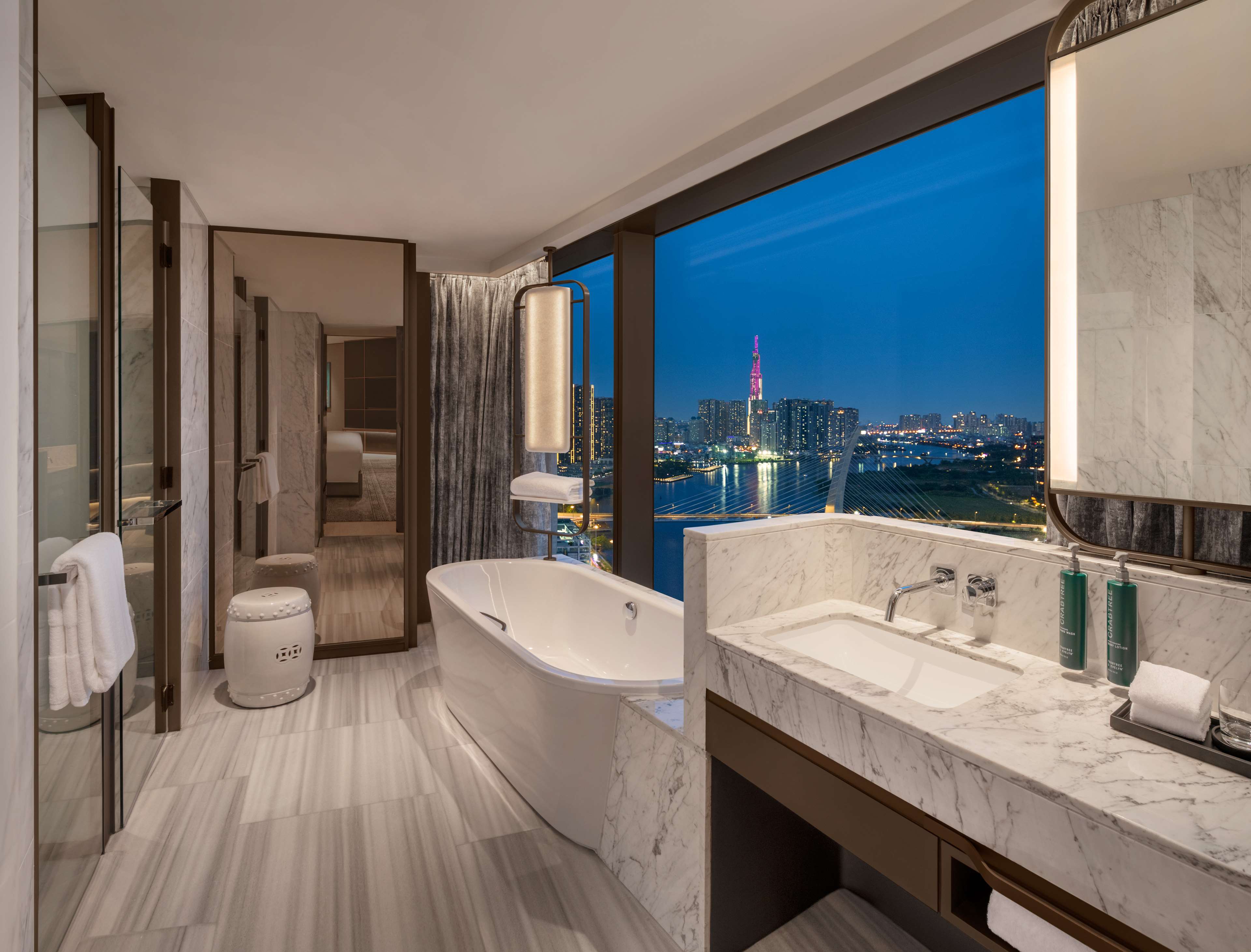 Hilton Saigon Room Type - KING PREMIUM RIVER VIEW RM