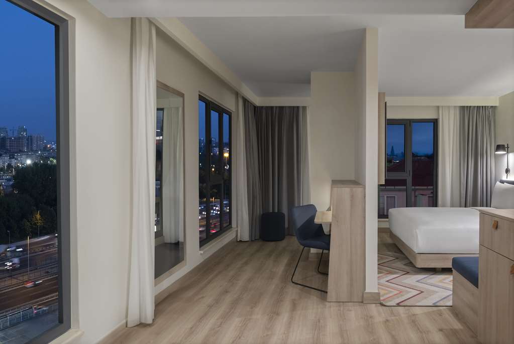 Hampton by Hilton Istanbul Merter Room Type - KING CORNER ROOM SMOKING