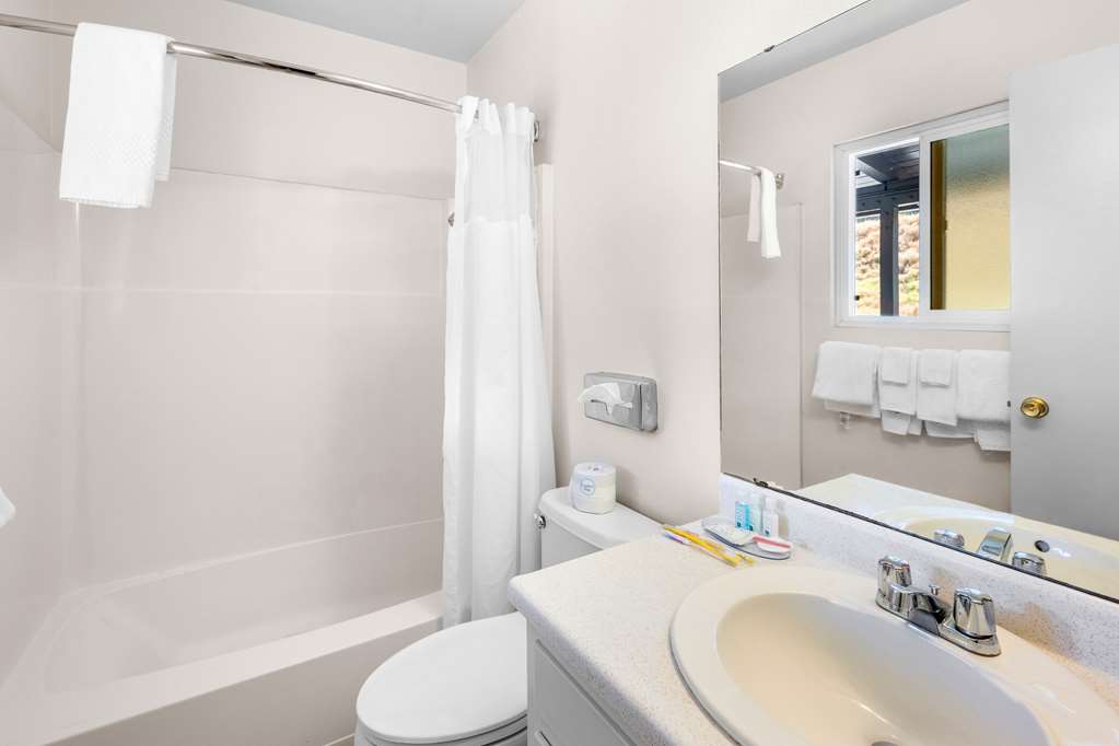QUALITY INN AND SUITES JACKSON-guestroom-Guest Room,Bathroom,On-Site.jpg