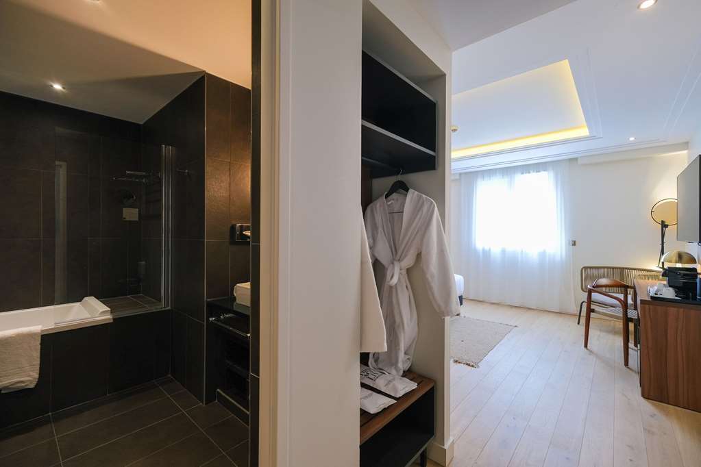 ZENITUDE HOTEL LA VALADIRE AN ASCEN-guestroom-Guest Room,Bathroom,On-Site.jpg