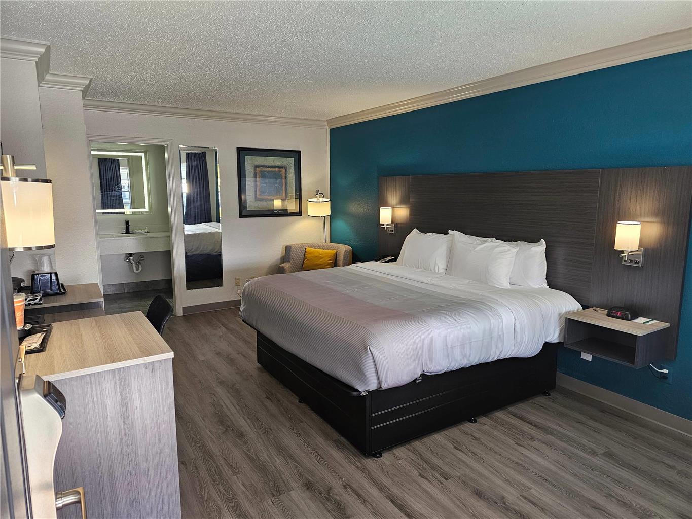 QUALITY INN AND SUITES METAIRIE-guestroom-Guest Room,On-Site.jpg
