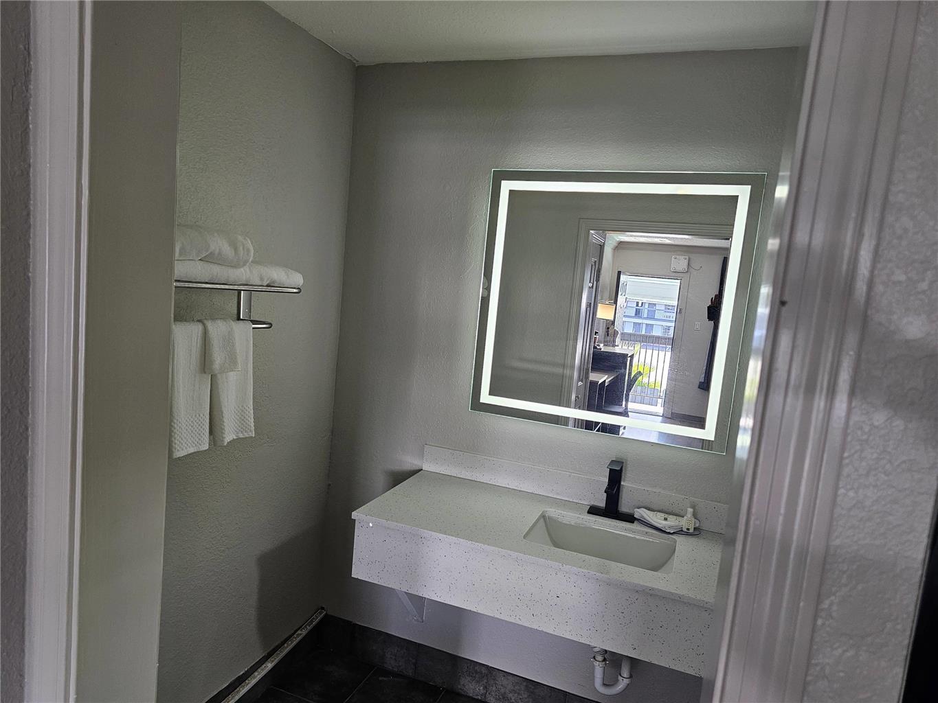 QUALITY INN AND SUITES METAIRIE-guestroom-Guest Room,Bathroom,On-Site.jpg