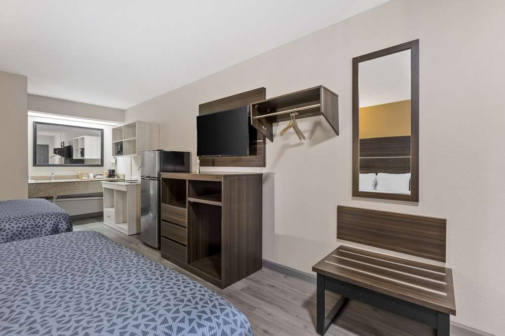 SUBURBAN STUDIOS-guestroom-Guest Room,On-Site.jpg