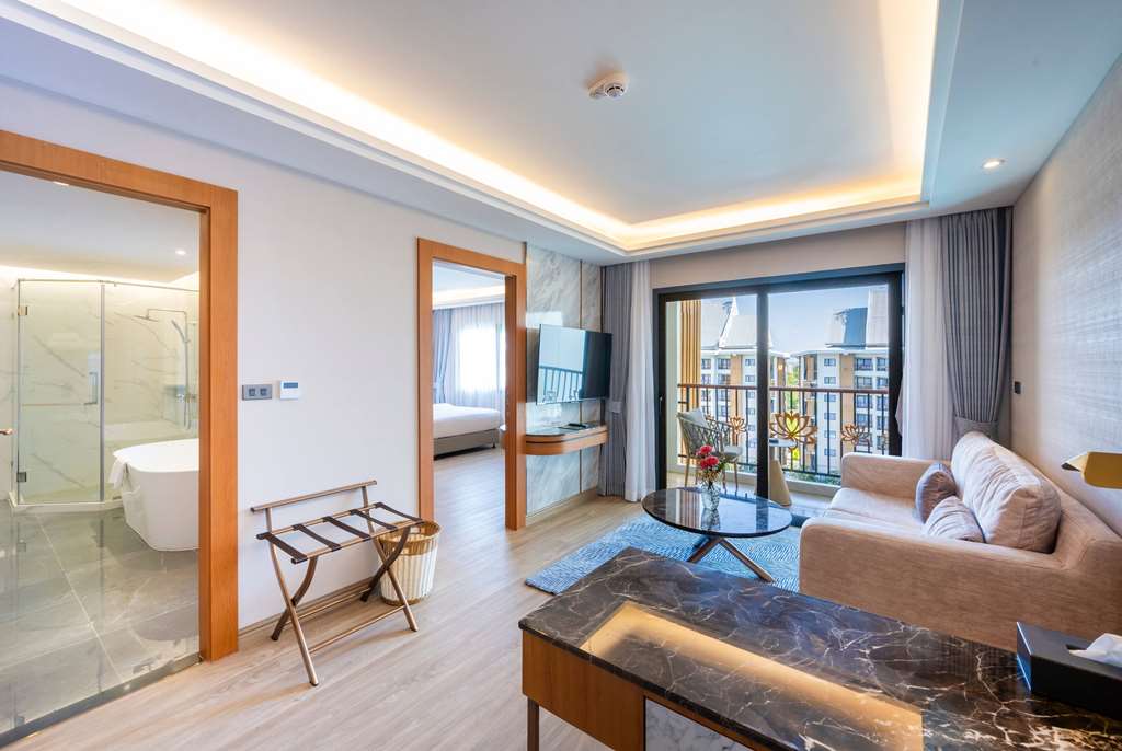 WYNDHAM JOMTIEN PATTAYA-guestroom-Guest Room,Guest Room Amenity,Living Area,Suite,On-Site.jpg