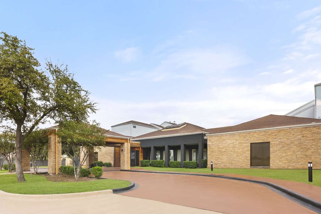 Super 8 by Wyndham Dallas Love Field Apt