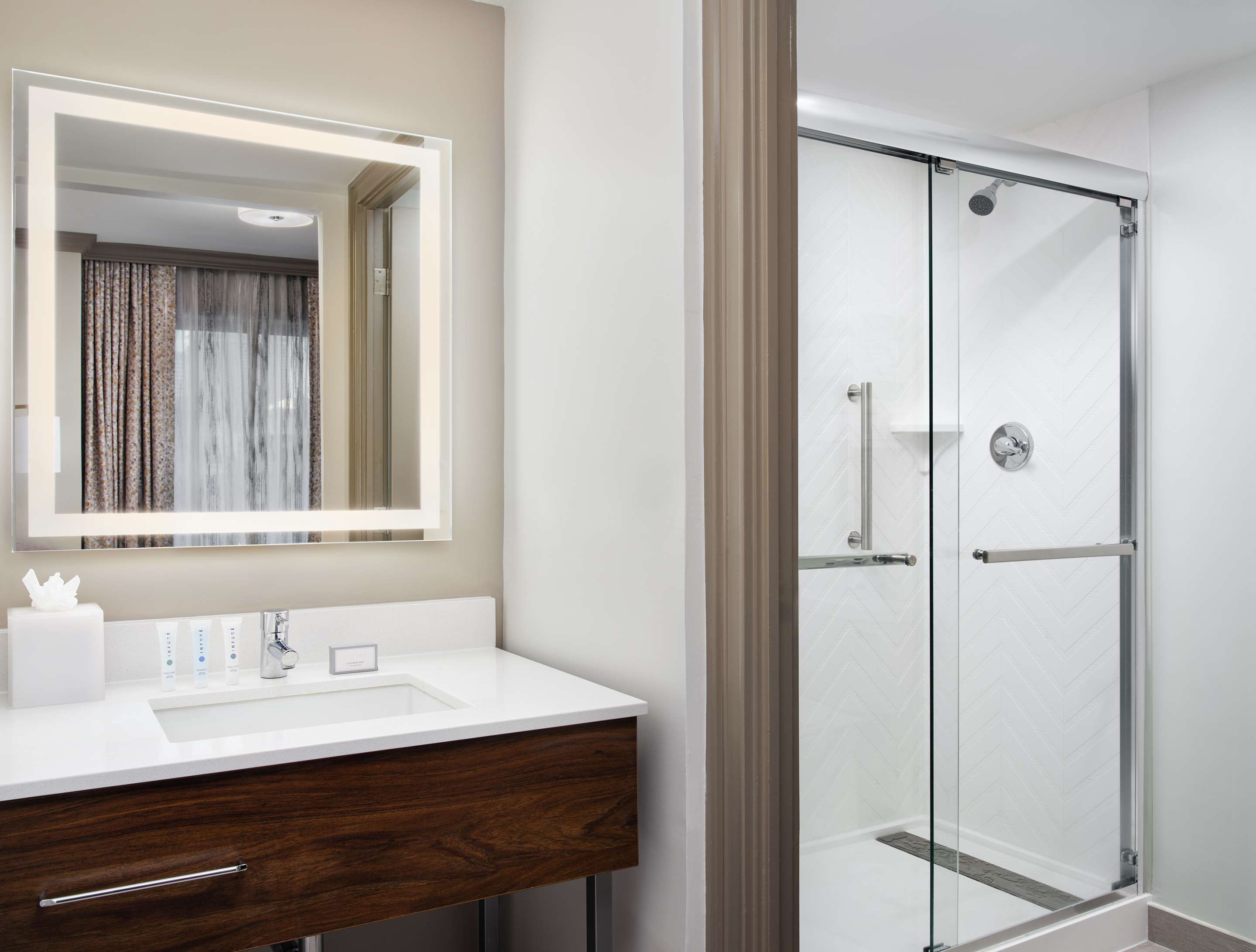 Guest room bath
