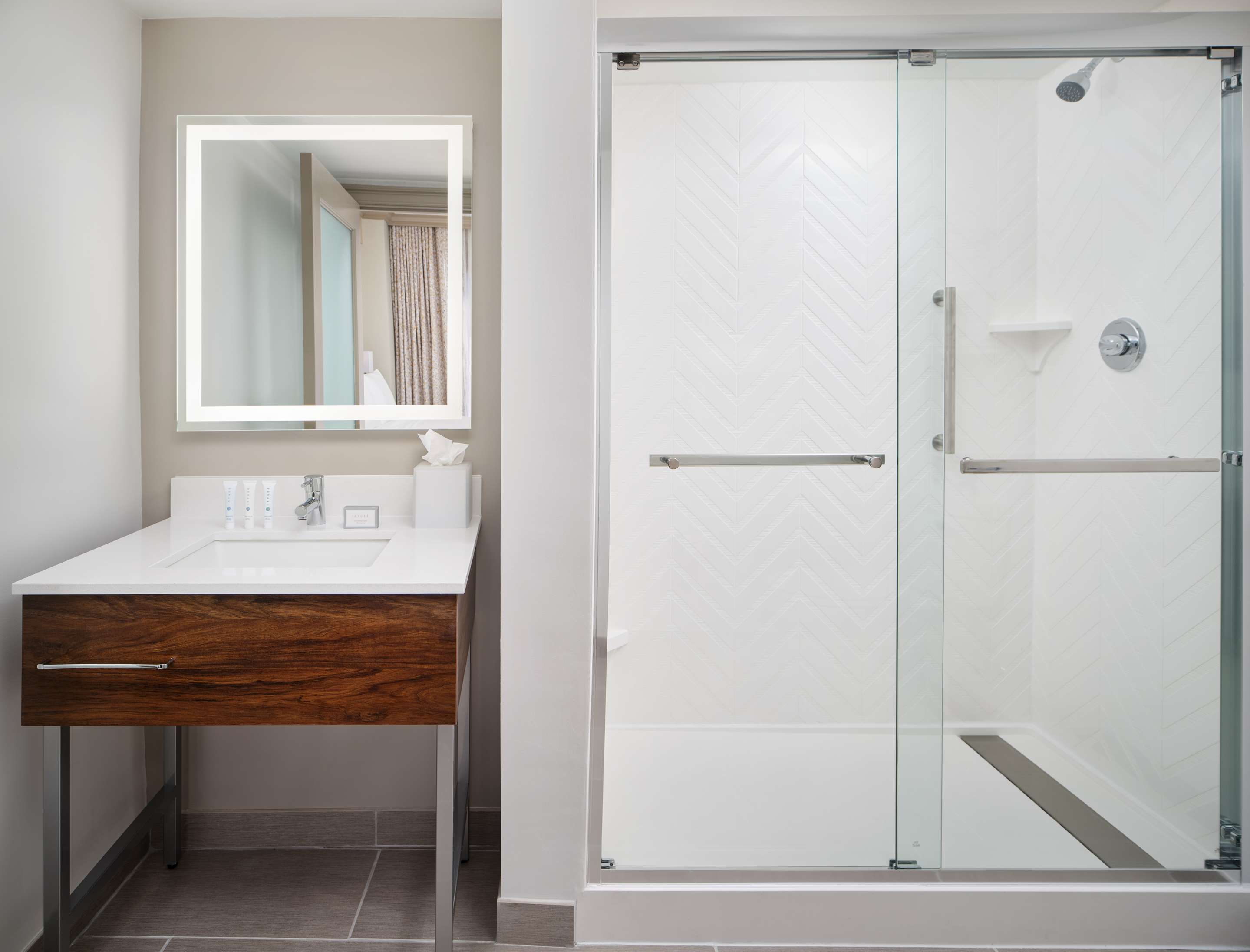 Guest room bath
