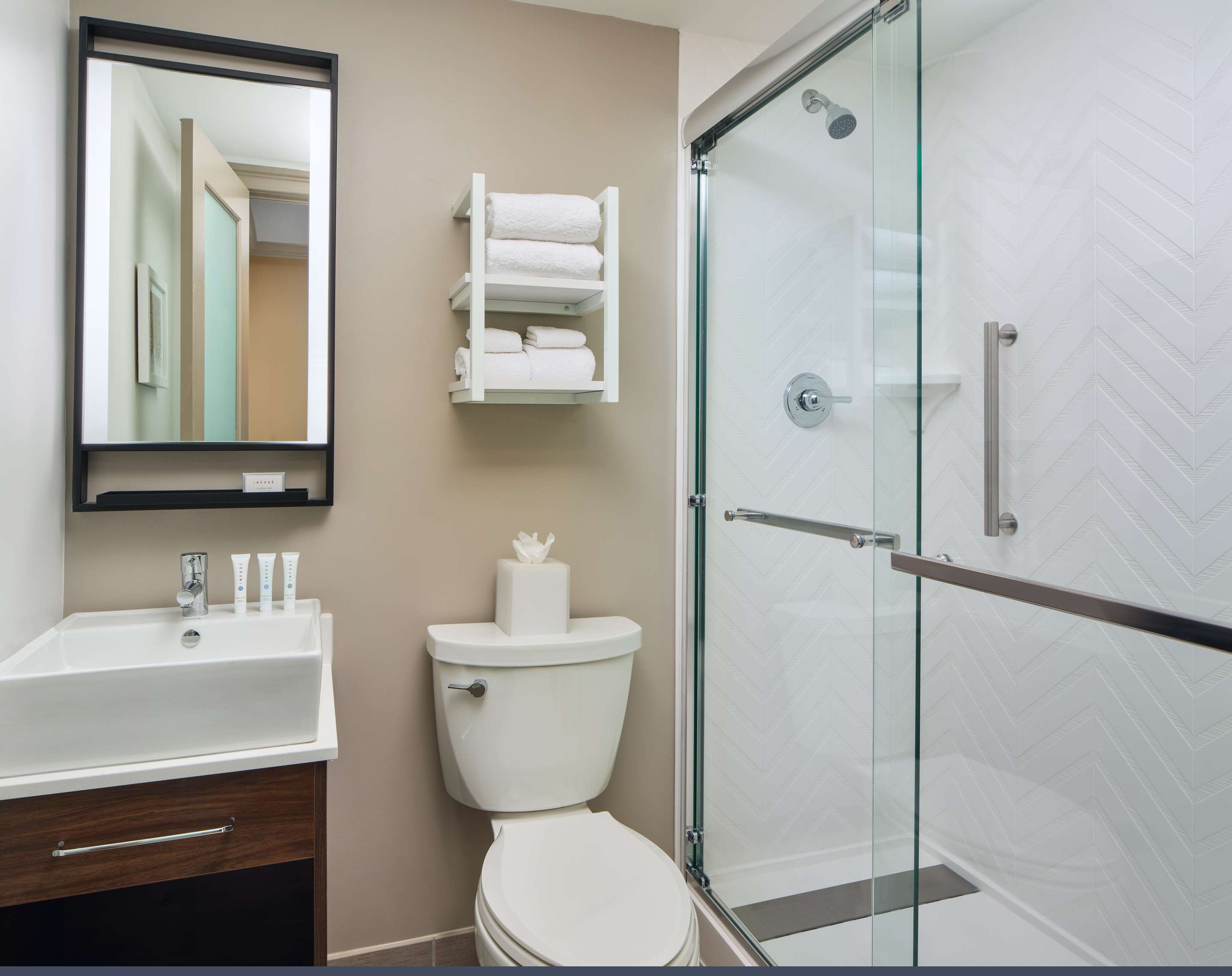 Guest room bath