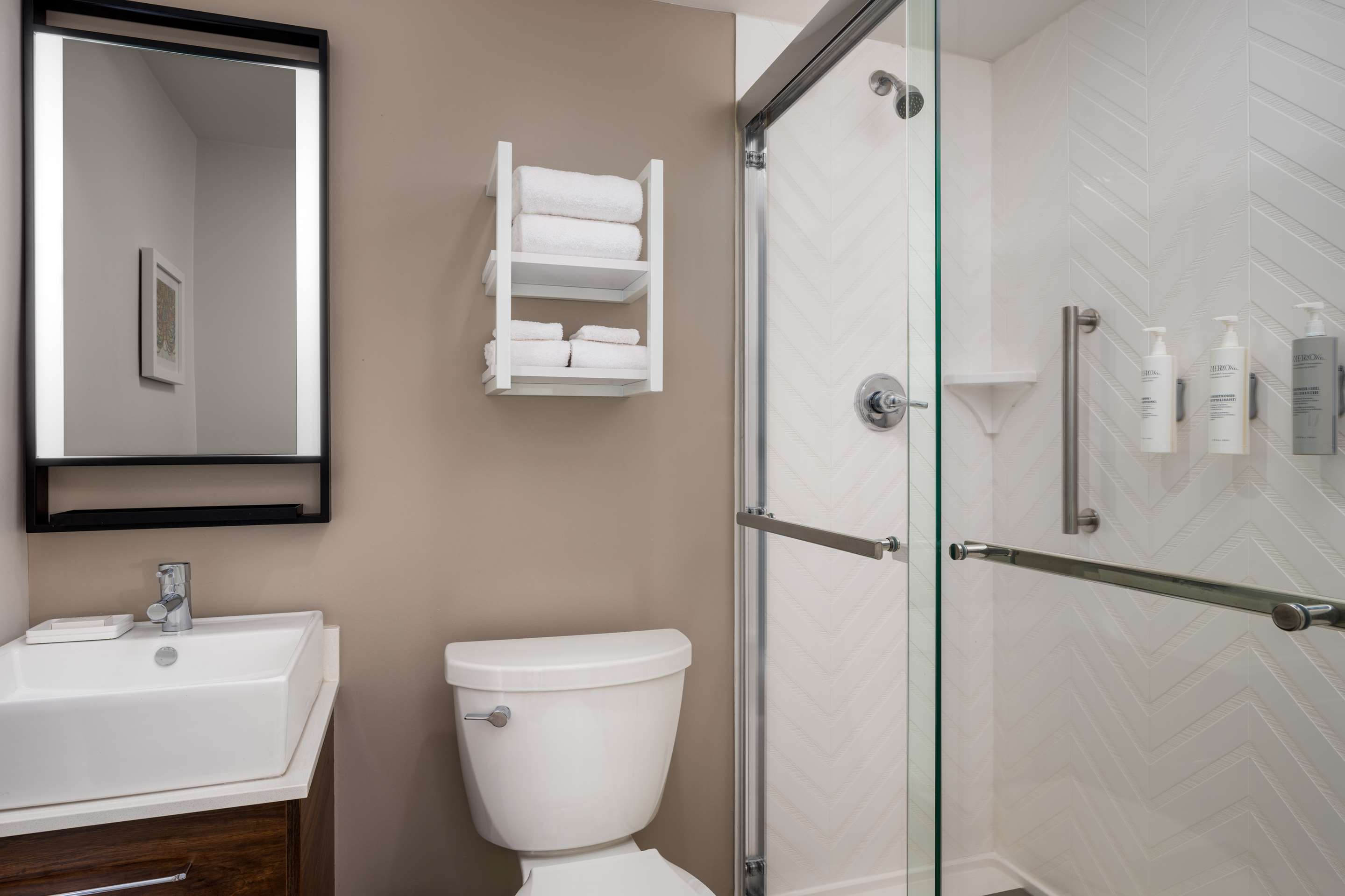 Guest room bath