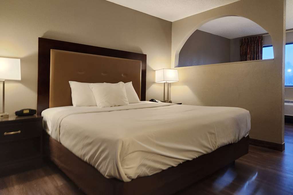 ECONO LODGE INN AND SUITES WARSAW-guestroom-Guest Room,Suite,On-Site.jpg