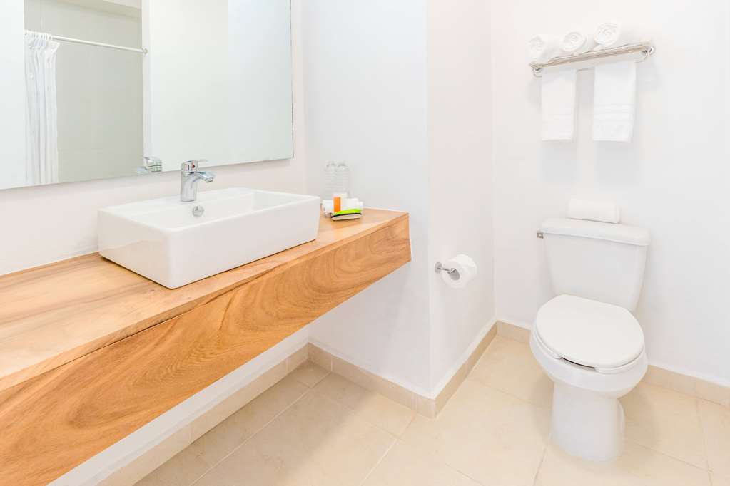 DECAMERON LA MARINA GUAYABITOS RAMA-guestroom-Guest Room,Bathroom,On-Site.jpg