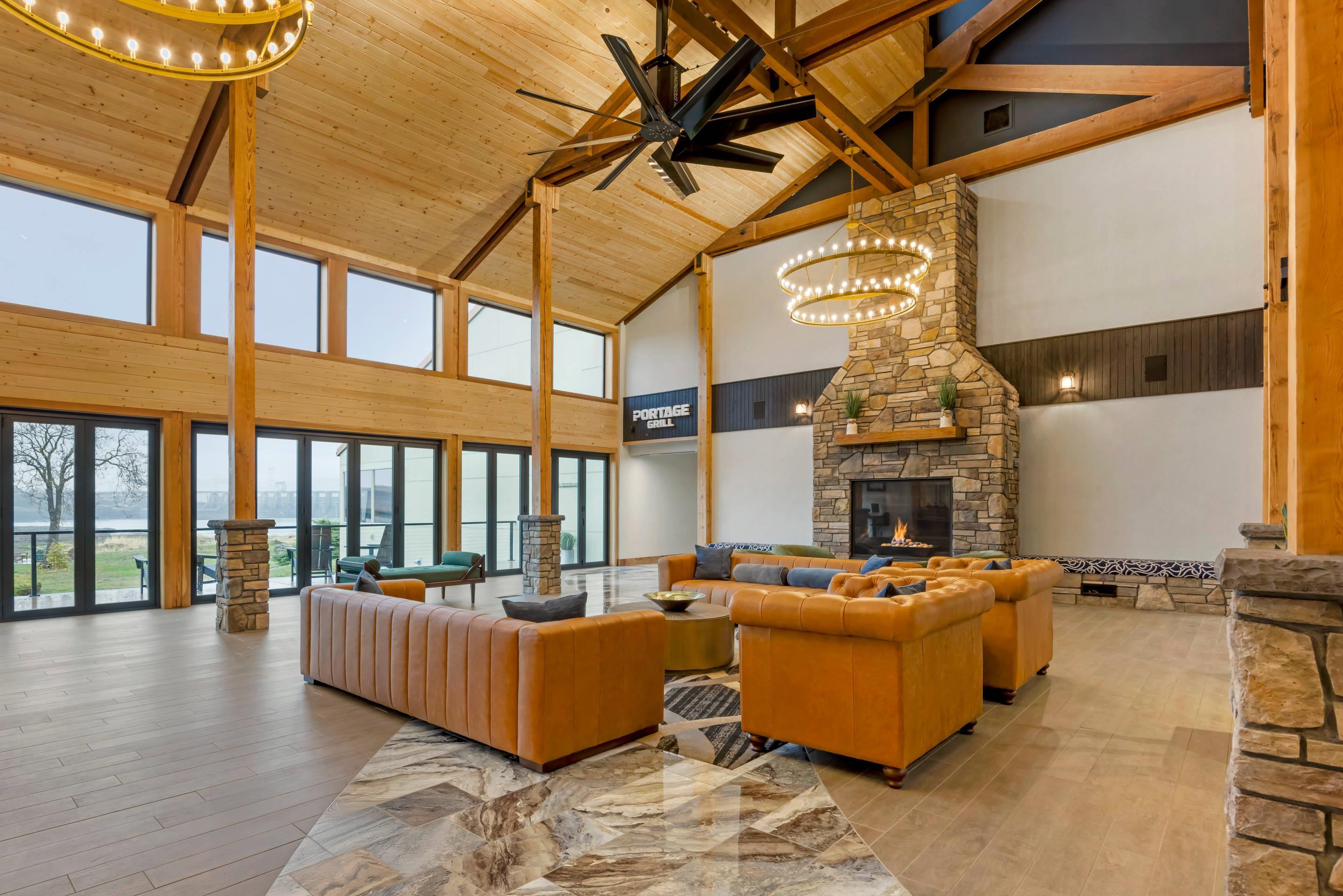 Lobby with sitting area | Columbia River Hotel, Ascend Hotel Collection