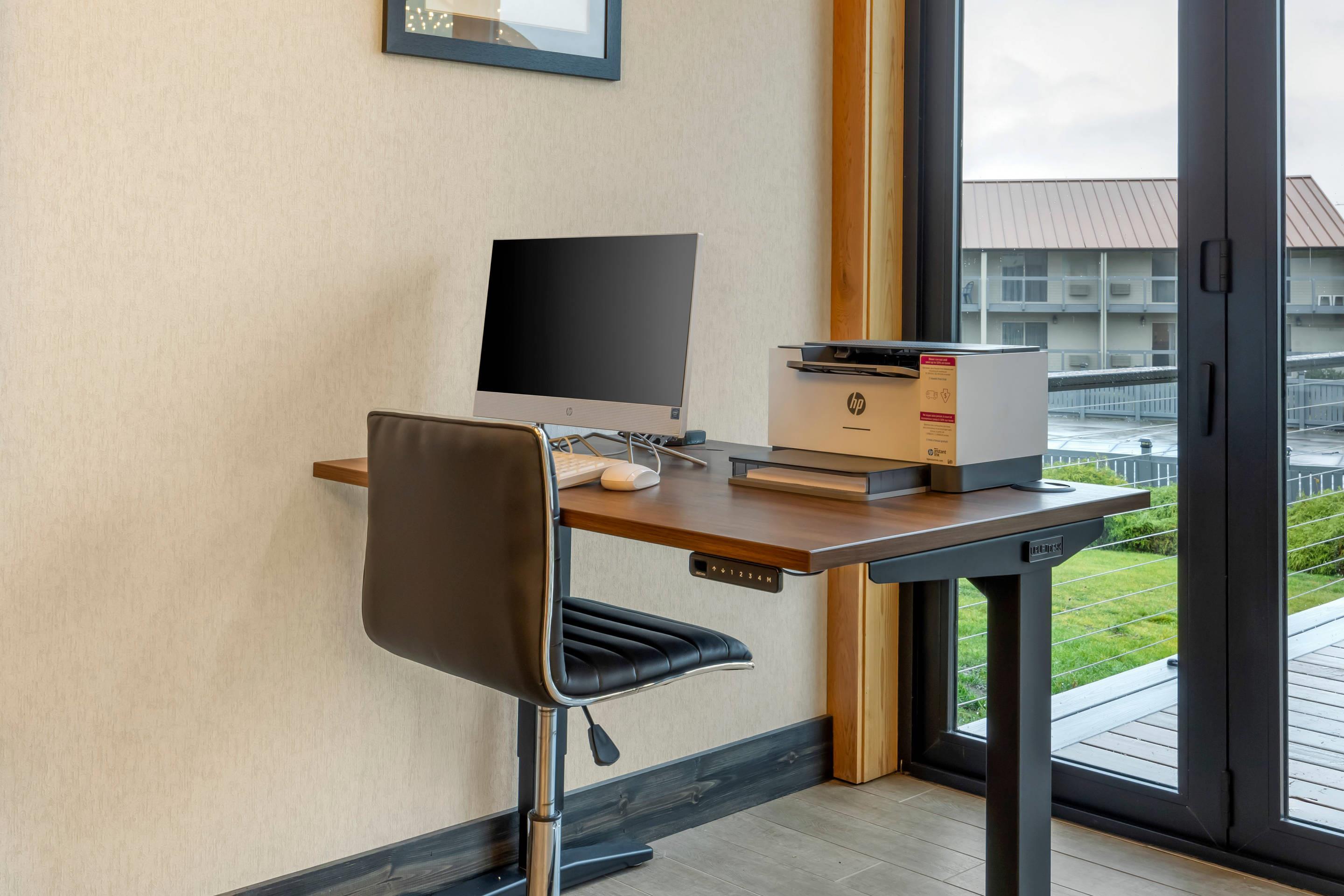 Computer in the lobby | Columbia River Hotel, Ascend Hotel Collection
