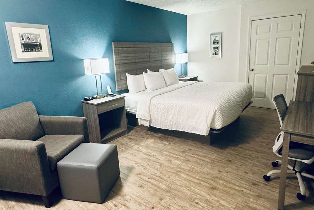 RAMADA BY WYNDHAM LUMBERTON-guestroom-Guest Room,On-Site.jpg