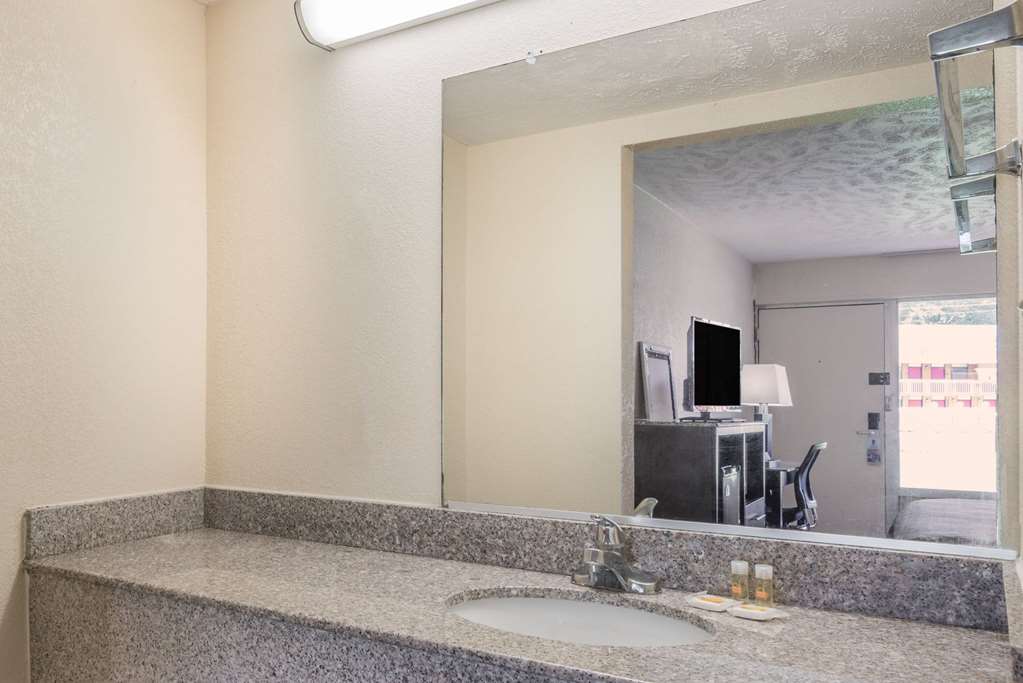 RAMADA BY WYNDHAM LUMBERTON-guestroom-Guest Room,Bathroom,On-Site.jpg