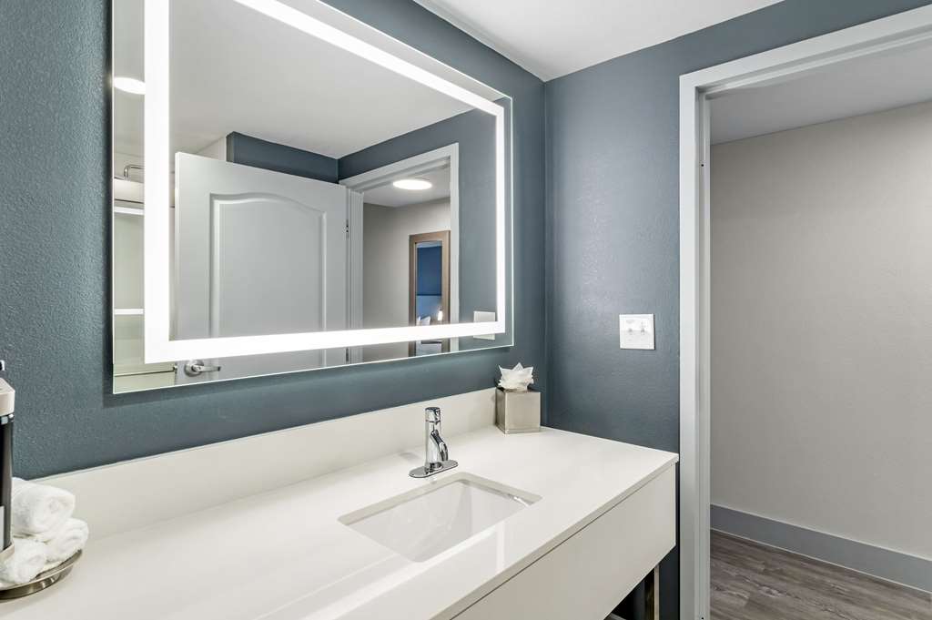 THE ANGLER AN ASCEND COLLECTION HOT-guestroom-Guest Room,Bathroom,On-Site.jpg