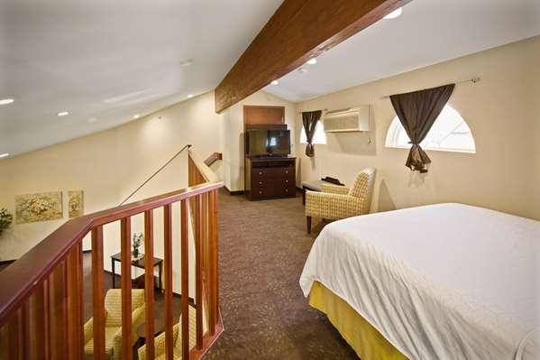 1 King and 1 Queen Bed, 1-Bedroom, Luxury Suite, Non-Smoking