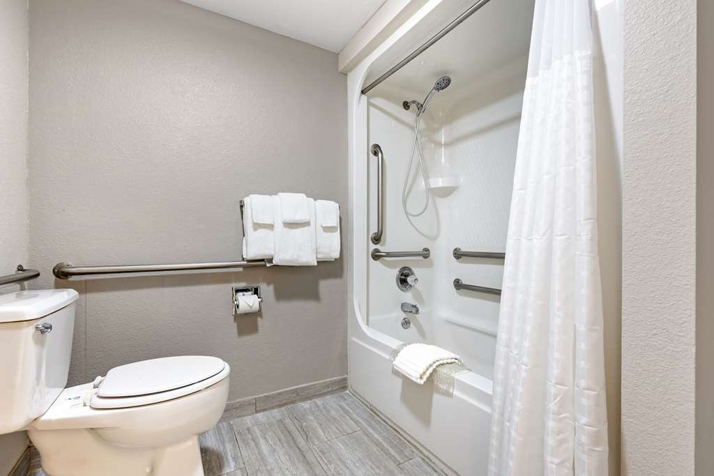 THE BRADFORD HOTEL AN ASCEND COLLEC-guestroom-Guest Room,Bathroom,On-Site.jpg