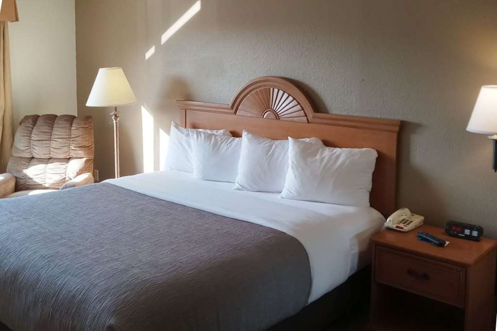 QUALITY INN-guestroom-Guest Room,On-Site.jpg