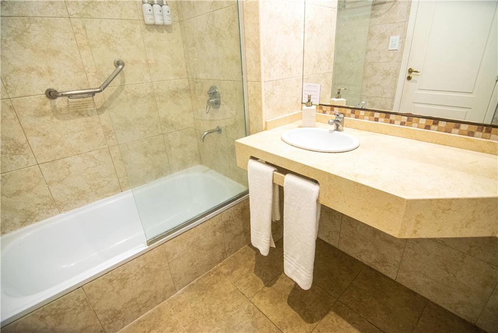 WYNDHAM GARDEN CAMPANA-guestroom-Guest Room,Bathroom,On-Site.jpg