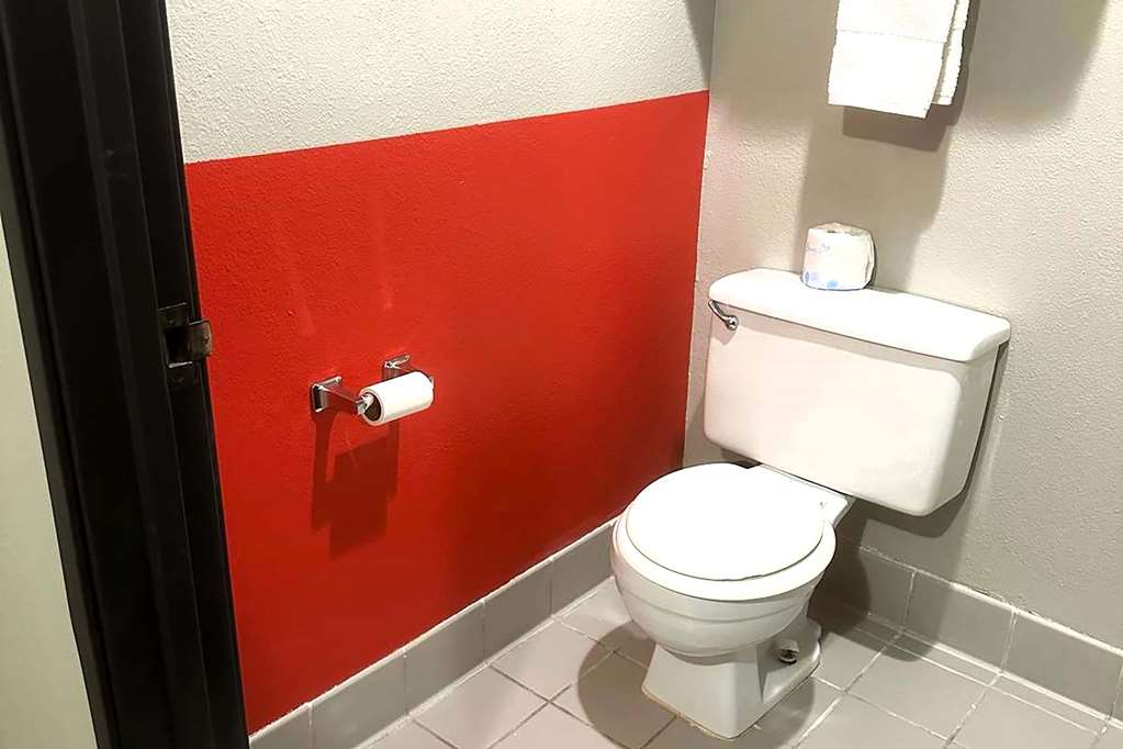 SUPER 8 BY WYNDHAM FORT SCOTT-guestroom-Guest Room,Bathroom,On-Site.jpg