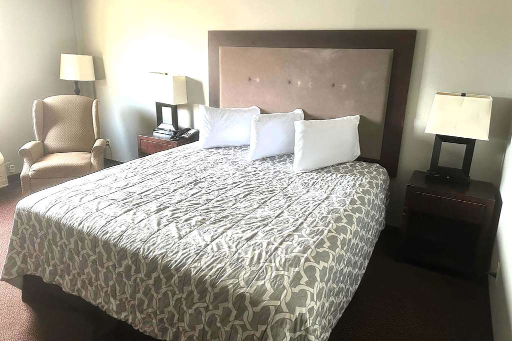 SUPER 8 BY WYNDHAM FORT SCOTT-guestroom-Guest Room,On-Site.jpg