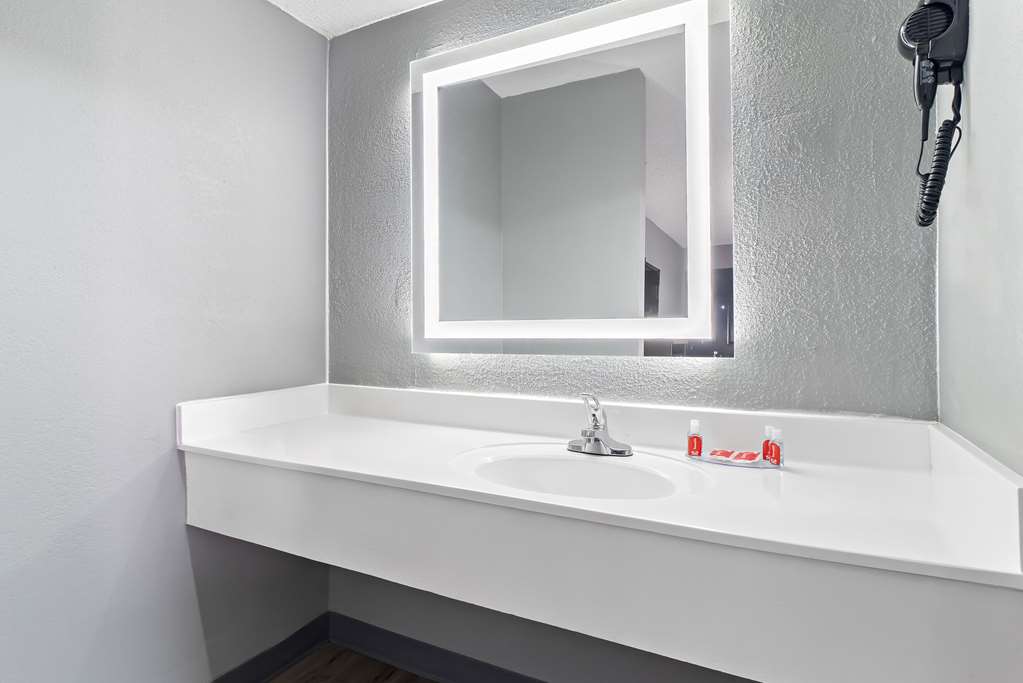ECONO LODGE KENNETT-guestroom-Guest Room,Bathroom,On-Site.jpg