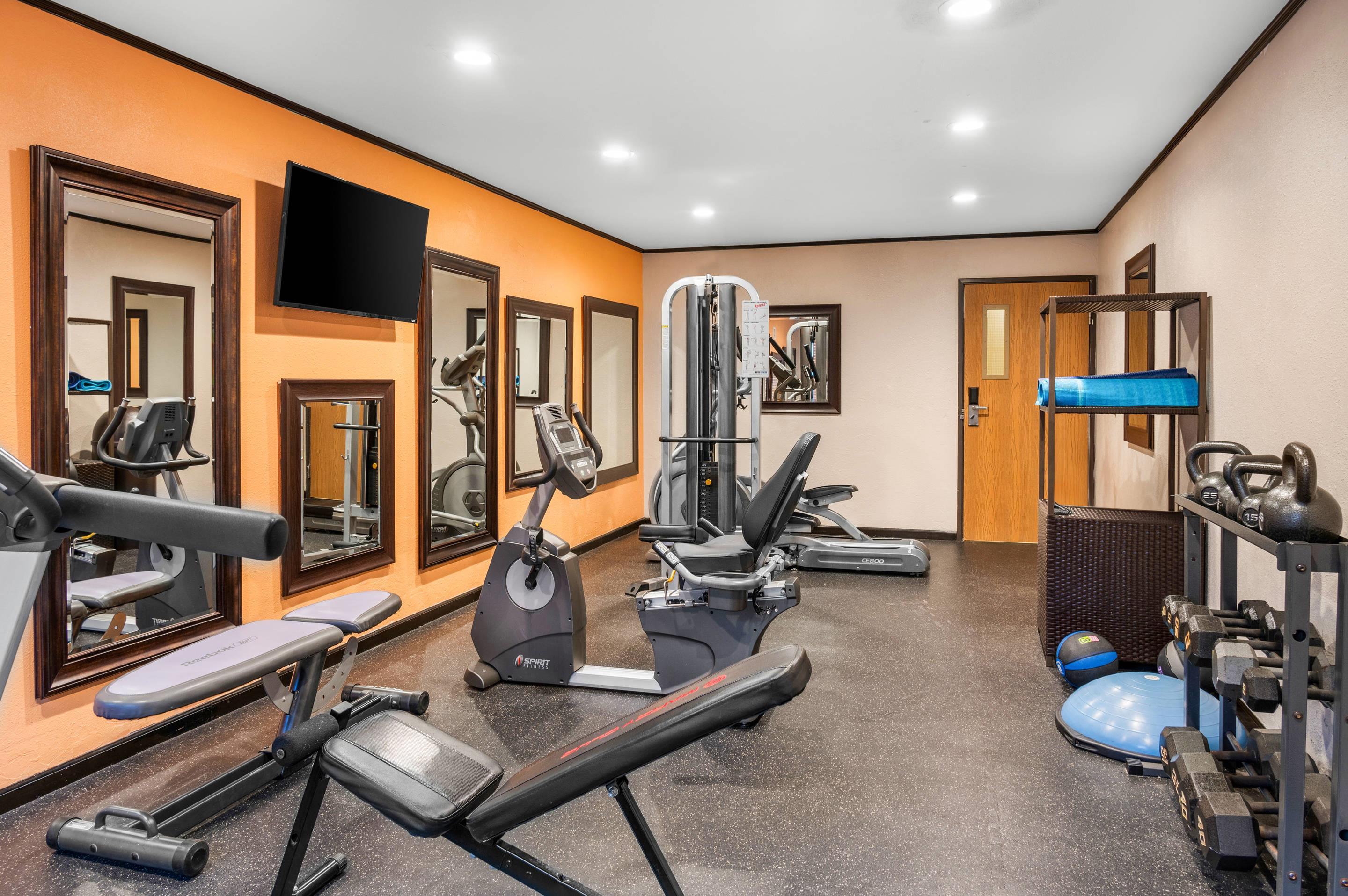 Fitness center with television | Comfort Inn Holland