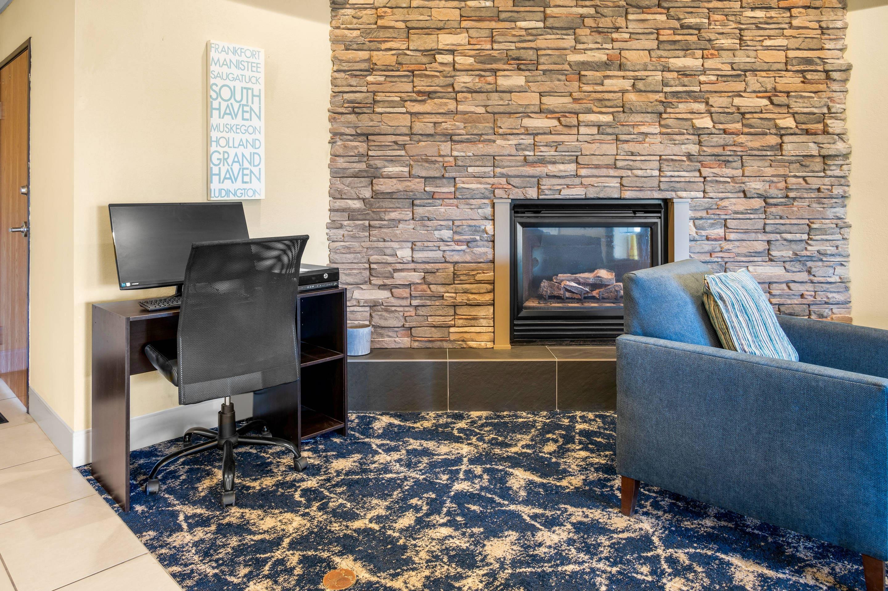 Computer in the lobby | Comfort Inn Holland
