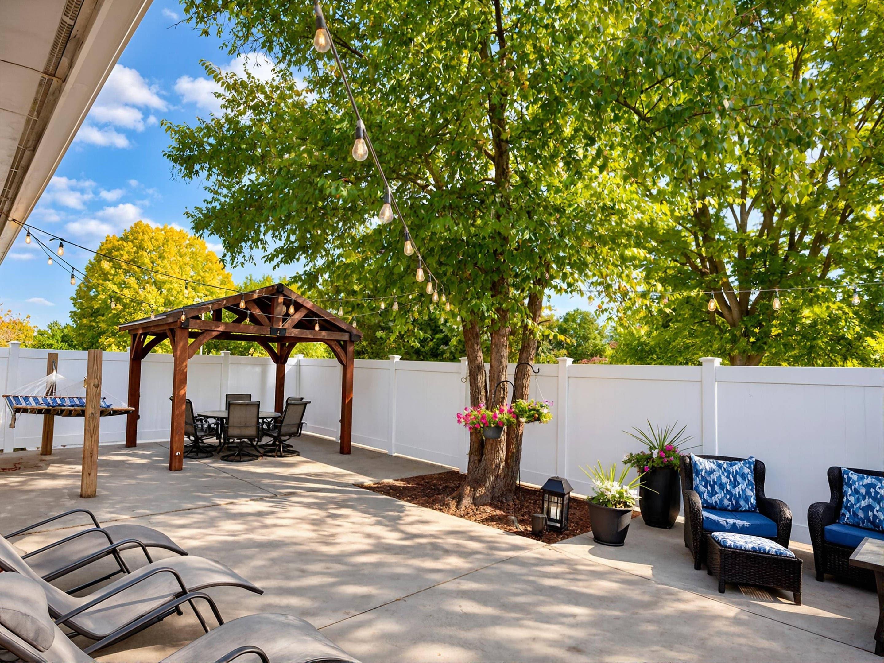 Hotel patio | Comfort Inn Holland