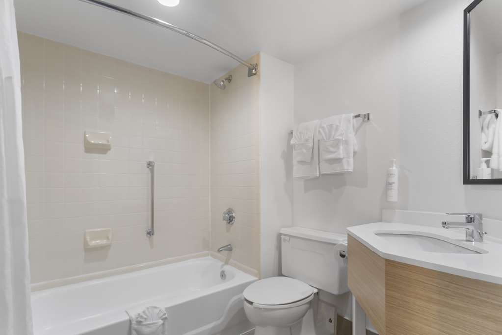 SPARK BY HILTON GRAND PRAIRIE-guestroom-Guest Room,Bathroom,On-Site.jpg