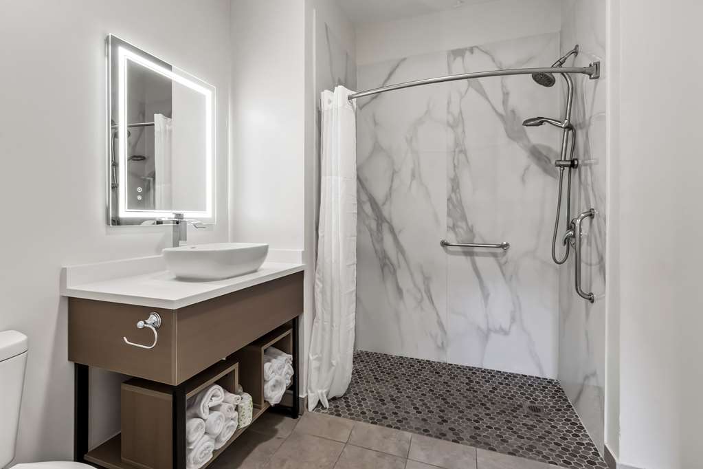 MAINSTAY SUITES COLUMBIA HARBISON-guestroom-Guest Room,Bathroom,On-Site.jpg